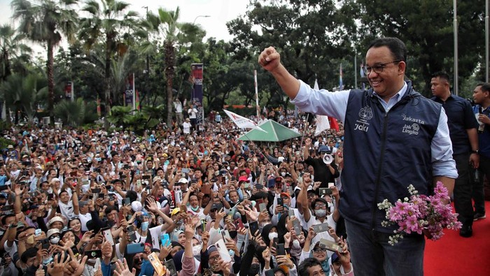 Berdiri Menghadap Utara Di Balai Kota Anies Bernyanyi Majulah