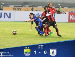 Gol Penalti Essien ke Gawang Persipura Bawa Persib ke Puncak Klasemen
