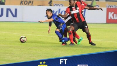 Gol Penalti Essien ke Gawang Persipura Bawa Persib ke Puncak Klasemen