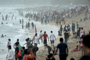 Ribuan Muslim Bali Gotong Royong Bersihkan Pantai