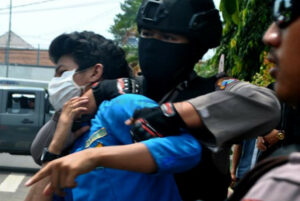 Hadapi Demo Mahasiswa Tuban Tolak Jokowi, Aparat Represif