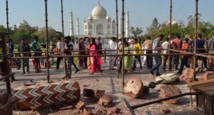 Menara Taj Mahal Roboh Diterpa Angin Badai