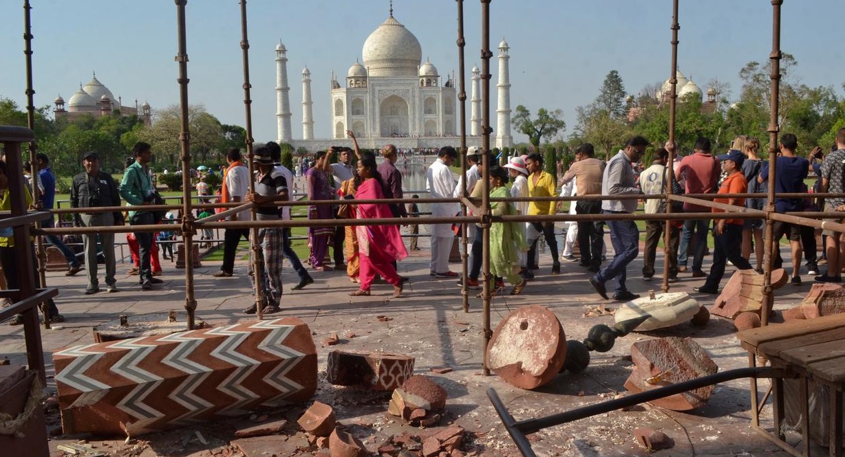 Taj Mahal Roboh