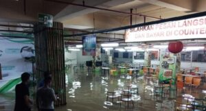 Mal Cilegon Kebanjiran, Toko-Toko Tutup Cepat