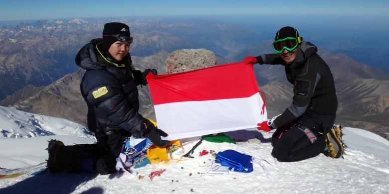 Wanita Indonesia Taklukkan Puncak Everest