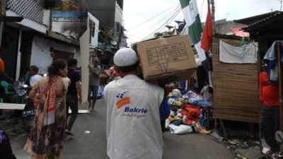 Bakrie Amanah Bantu Korban Kebakaran Krukut