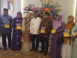 Open House, Idrus Bagikan Buku Keutamaan Jokowi