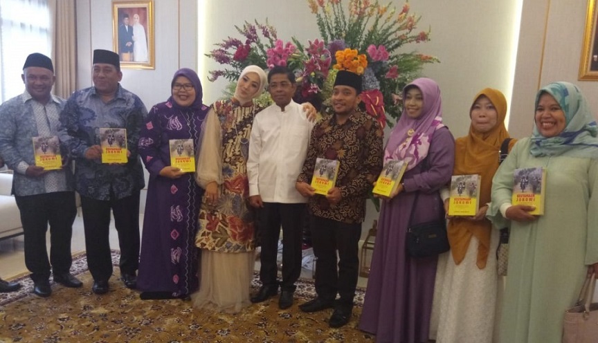 Open House, Idrus Bagikan Buku Keutamaan Jokowi