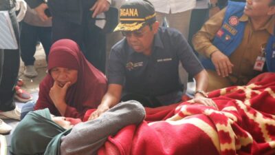 Mensos Kunjungi Korban Gempa di Sembalun