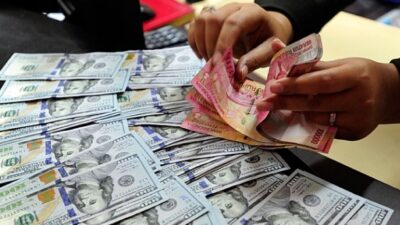 Rupiah Jeblok, Emak-Emak Makin Tak Percaya Jokowi