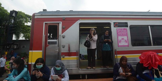 KRL Bekasi Heboh, Ada Wanita BAB Dalam Gerbong Radar Aktual