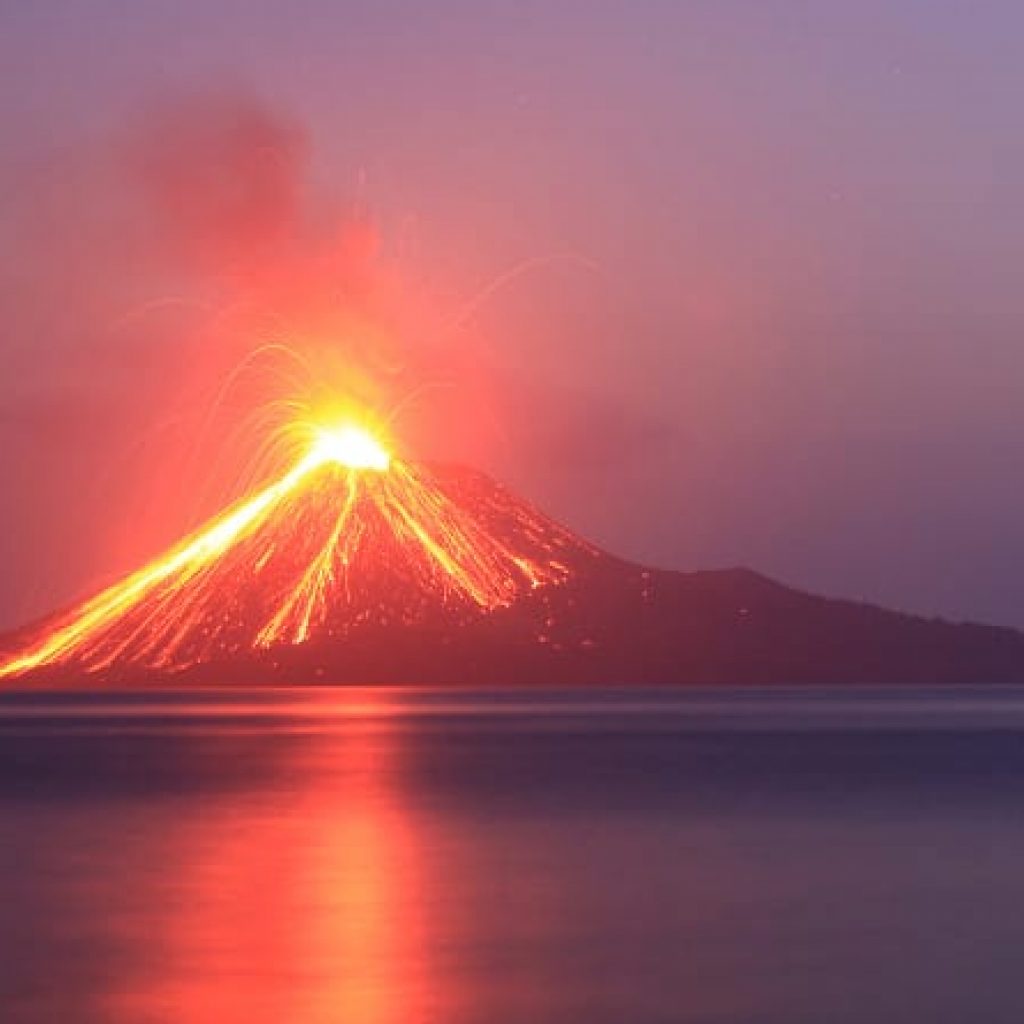 Gunung Anak Krakatau Semburkan Lava Pijar, Waspadalah!