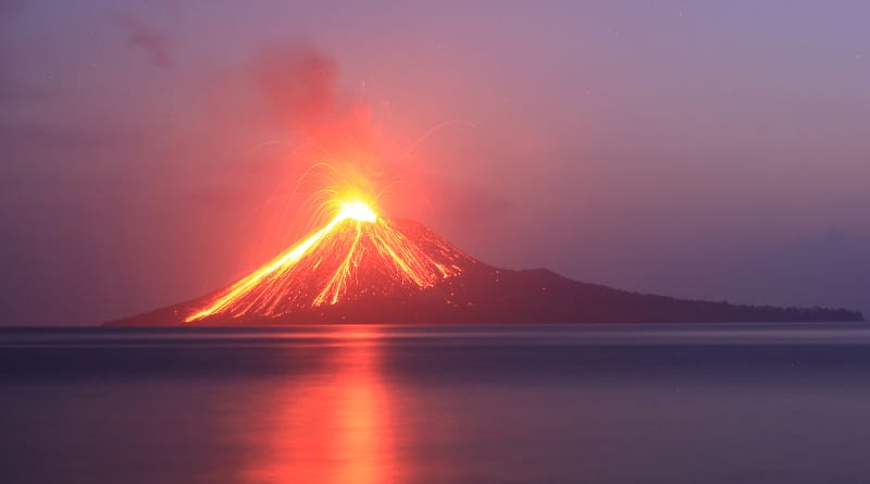 Gunung Anak Krakatau Semburkan Lava Pijar, Waspadalah! Radar Aktual