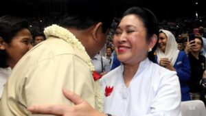 Begini Momen Kemesraan Prabowo-Titiek di Depan Relawan