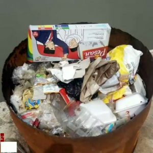 Warga Kampung Akuarium Lempar Bingkisan Jokowi Ke Tong Sampah