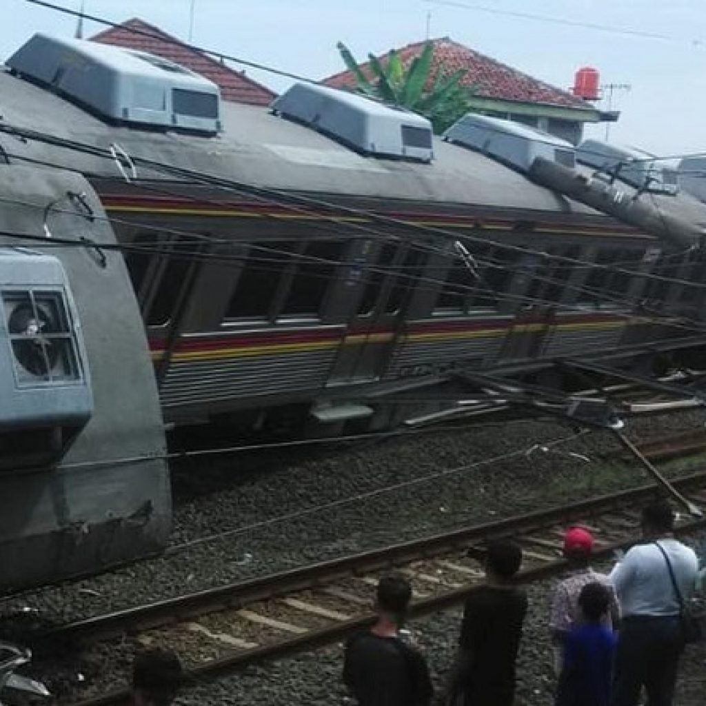3 Gerbong KRL Jakarta-Bogor Terguling di Kebon Pedes Radar Aktual