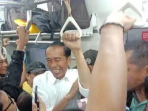 Naik KRL, Cara Jokowi Tutupi Kegagalannya Memimpin