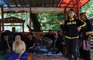 Caleg Cantik Ini Sosialisasi Sambil Goyang Sabilulungan