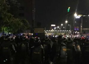 Kibarkan Merah Putih Raksasa, Massa Tuntut Jokowi Mundur