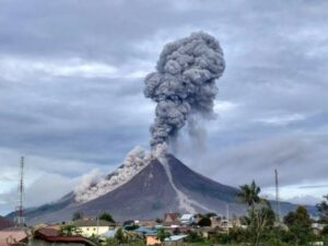 Gunung Sinabung Semburkan Kolom Abu Setinggi 2.500 Meter