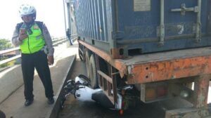 Heroik! Hindari Tabrakan Beruntun, Polisi Ini Ganjal Truk Dengan Motornya