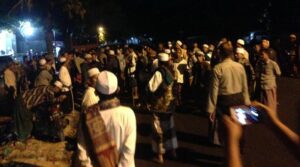 Massaa Bersenjata Bamabu Runcing Duduki Kantor KPUD Sampang