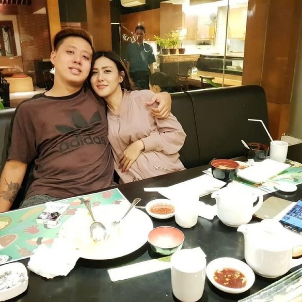 Suami Stroke Usai Kritik Prabowo, Artis Rey Utami Minta Maaf