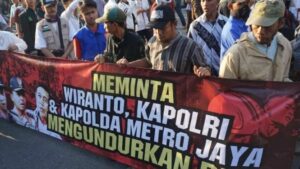Tuntut Wiranto dan Kapolri Mundur, Massa Geruduk Polresta Solo