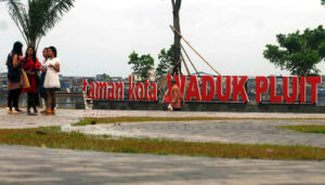 Duh! Air Waduk Pluit Menyusut dan Bau