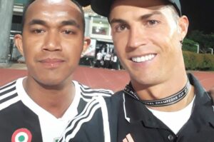 Fans Indonesia Rela Lompati Pagar Setinggi 6 Meter Demi Selfie Dengan Ronaldo