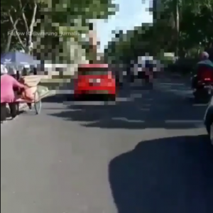 Cerita Di Balik Viralnya Video Pria Bugil Naik Kap Mobil