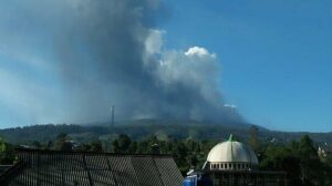 Cerita Rakyat dan Mitos Di Balik Letusan Gunung Tangkuban Perahu