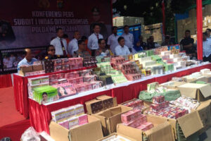 Rugikan Negara Rp.6,4 Triliun, Penyelundup Kosmetik China Dibekuk
