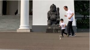 Max Walden: Hutan Terbakar, Jokowi Malah Ngevlog Bareng Cucu