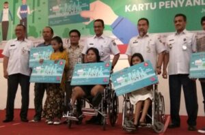 Lewat Bank DKI, Anies Bagikan Kartu Penyandang Disabilitas Jakarta