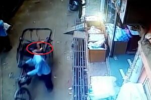 Terjatuh Dari Balkon Lantai 2, Bocah Ini Selamat Karena Becak