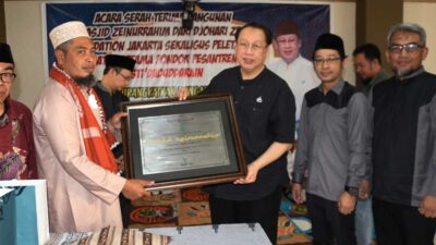 Islamnya Bos Raksasa Ekspedisi JNE dan Jihad Membangun 99 Masjid
