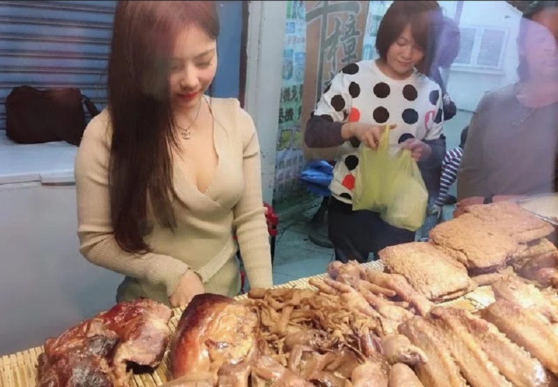 Vivi, Gadis Seksi Penjual Daging di Mangga Besar Yang Viral di Medsos