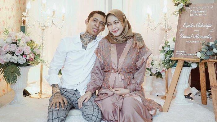 Istri Berjilbab Saat Syukuran 7 Bulan, Young Lex Jadi Mualaf?