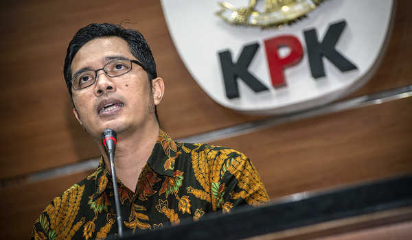 Juru Bicara KPK Febri Diansyah memberikan keterangan pers terkait kasus dugaan korupsi pengadaan pekerja jasa konsultansi di Perum Jasa Tirta II Tahun 2017, di Gedung KPK, Jakarta, Jumat (7/12/2018).