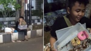 Kisah Haru Naufal, Jual Donat Sambil Bawa Adiknya Hingga Larut Malam