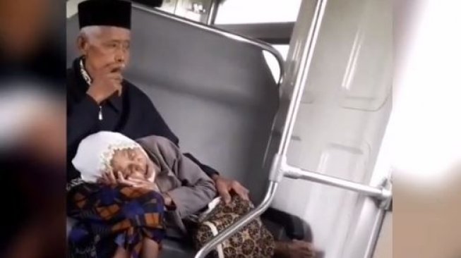 Aksi Romantis Kakek-Nenek di Kereta Ini Bikin Haru dan Baper
