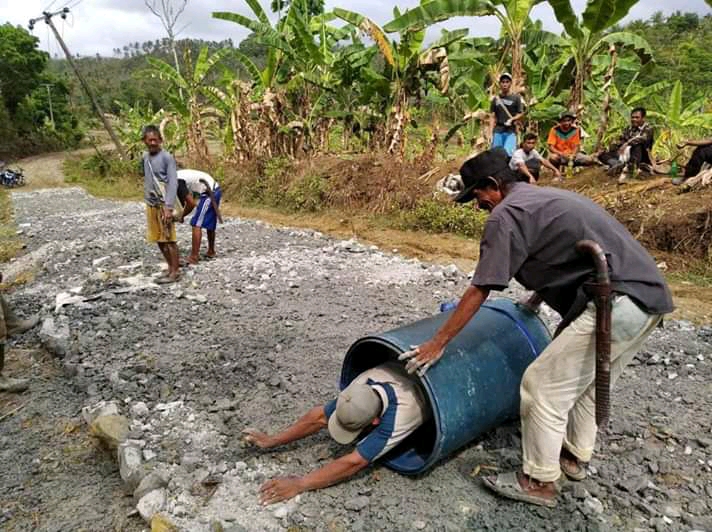 Jalan Rusak Diabaikan Bupati, Warga Pandeglang Gelindingkan Diri Dalam Tong
