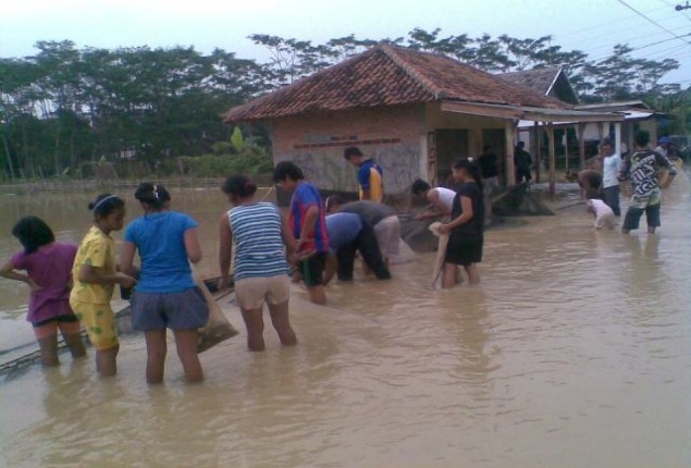 Puluhan Rumah Terendam Banjir, 114 Warga Bantaran Sungai Cibeet Karawang Mengungsi