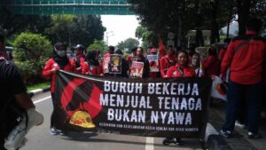 Buruh Indonesia Dihantui PHK Massal Hingga Serbuan Tenaga Kerja Asing