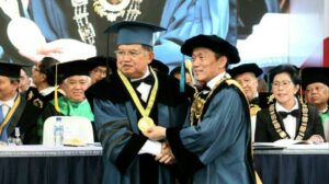 ITB Anugerahi Jusuf Kalla Gelar Doktor Kehormatan