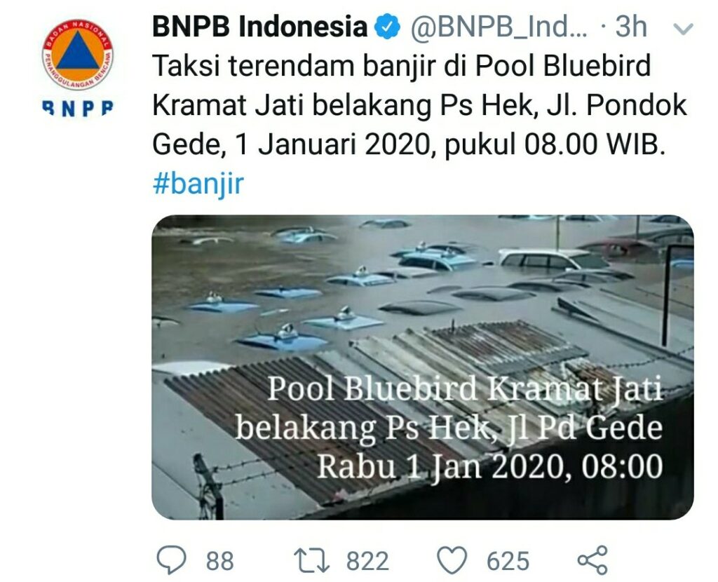 Puluhan Taksi Blue Bird di Pool Kramatjati Terendam Banjir