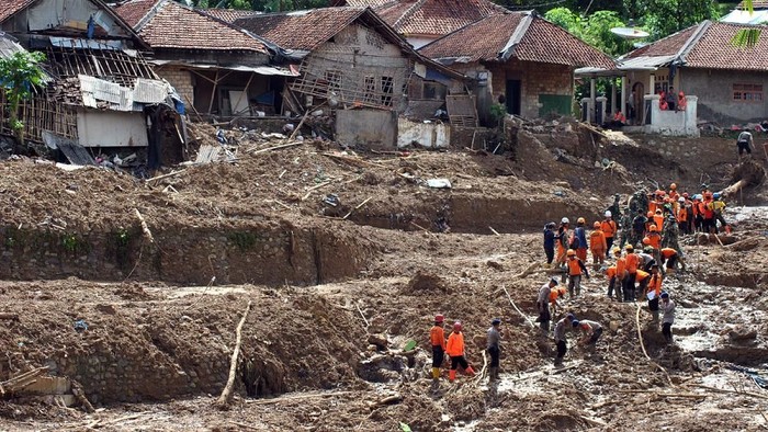 Pasca Banjir dan Longsor, 17.556 Warga Bogor Masih Mengungsi di 33 Titik