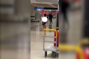 Telanjang Bulat, Perempuan Ini Bikin Heboh Seisi Bandara