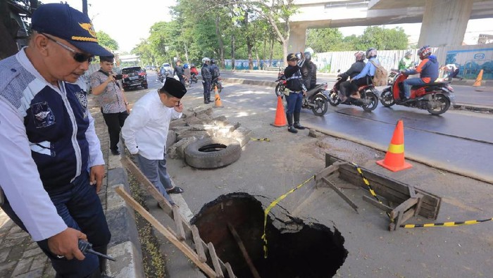 Duh! Curah Hujan Tinggi, Jalan Daan Mogot Amblas Sedalam 2,5 Meter